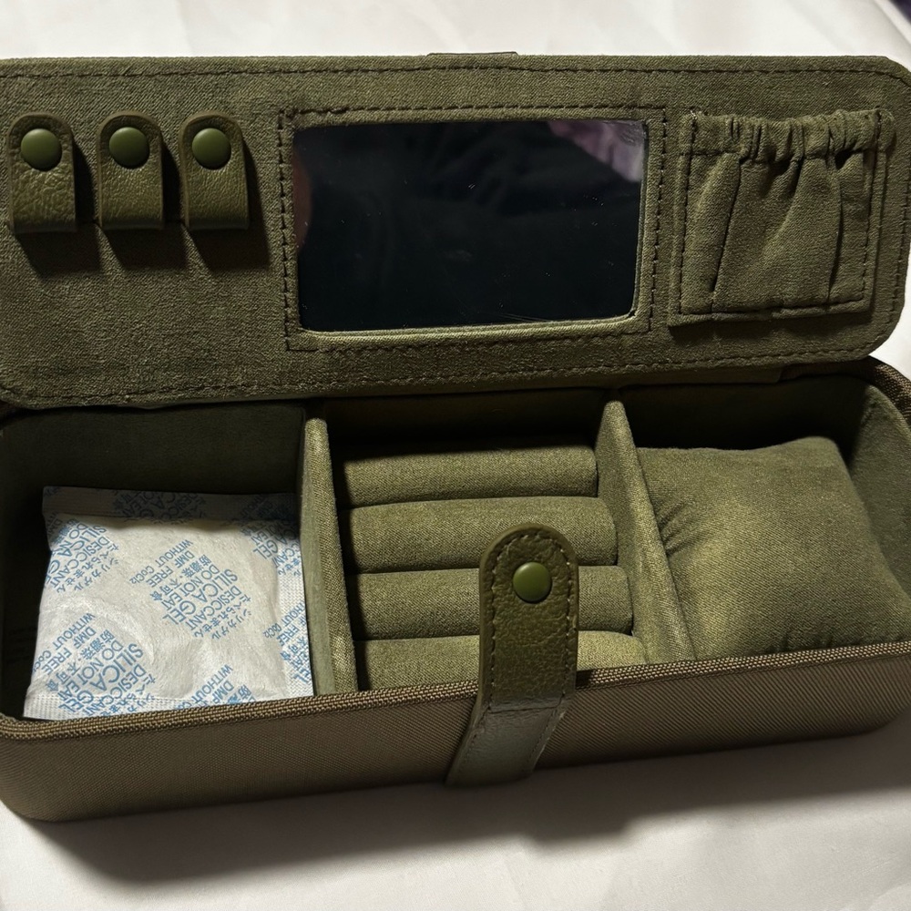 💚 NWT BEIS Olive Green The Jewelry Case *RETIRED* - Picture 2 of 3